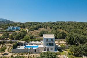 una vista aérea de una casa con piscina en Luxury Cretan Villas with private pools, en Gállos