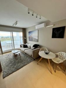 ein Wohnzimmer mit einem Sofa und einem Tisch in der Unterkunft Las Terrazas De La Torre Golf in Roldán