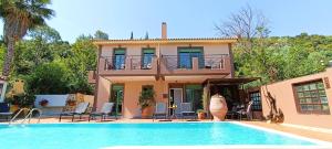 Bazén v ubytování Okeanis Apartments & Suites Adults Only nebo v jeho okolí