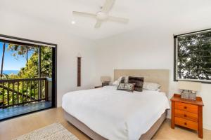Giường trong phòng chung tại Hidden Oasis - Stylish Beach House