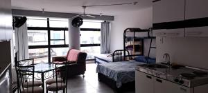 une chambre avec une cuisine et une chambre avec un lit dans l'établissement Edifício Mirante do Vale, à São Paulo