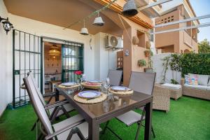 een eetkamer met een tafel en stoelen bij leprince in Chiclana de la Frontera