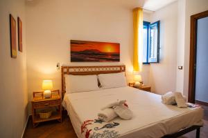 Säng eller sängar i ett rum på La terrazza del sole “ apartments “