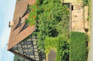 an overhead view of a building with plants and flowers at Gästezimmer - Fuhrhalterei Maul in Breuberg