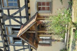 una escalera de madera que conduce a un edificio en Gästezimmer - Fuhrhalterei Maul, en Breuberg