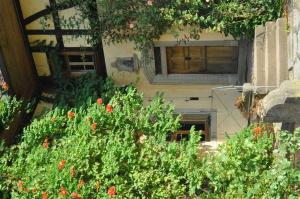 a house with a garden with flowers in front of it at Gästezimmer - Fuhrhalterei Maul in Breuberg