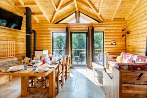 a dining room with a long table and chairs at Chalet Agréable 3 étoiles app 4 in Courchevel