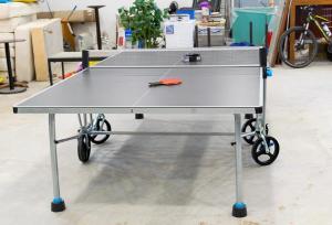 un tavolo da ping pong in garage di Sellő szabadidőcentrum a Dömsöd