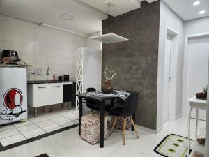 una cucina con tavolo nero in una stanza di Apto 62 Portal das Palmeiras - Itu a Itu