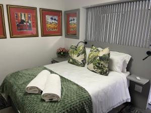 Ένα ή περισσότερα κρεβάτια σε δωμάτιο στο Room @carol close