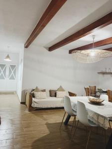 a living room with a couch and a table at Apartamento Casa Rosabella in Caleta de Sebo