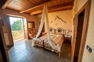 Schlafzimmer mit einem Bett mit Moskitonetz in der Unterkunft Agriturismo Fonte di Maroglio in Castrovillari