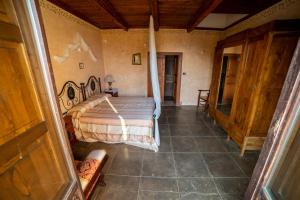 1 dormitorio con 1 cama en una habitación en Agriturismo Fonte di Maroglio, en Castrovillari