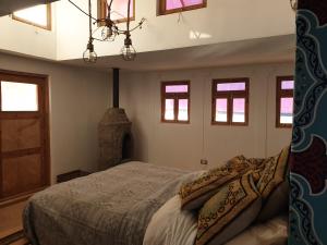 ein Schlafzimmer mit einem Bett in einem Zimmer mit Fenstern in der Unterkunft Das! Boot auf dem Meer in Safaga 