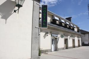 un edificio con un cartel en el costado en Hostal La Estación, en Ávila