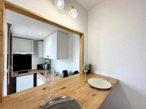 TV a/nebo společenská místnost v ubytování La Riviera - Terrasse - Parking & Parc + 7 fotografií