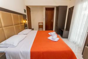 a bedroom with a large bed with towels on it at Hotel Avra in Perea