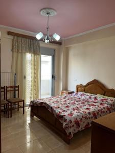 1 dormitorio con cama, mesa y ventana en Sea View Apartment Lungo Mare, en Vlorë