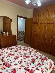 Un dormitorio con una cama con flores rojas. en Sea View Apartment Lungo Mare, en Vlorë 5 fotos más