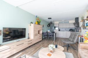 Una sala de estar con un televisor de pantalla plana grande. en Appartementencomplex Juliana 88, en De Koog 5 fotos más