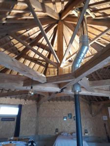 techo de una habitación con vigas de madera en Le Manège, en Thiétreville