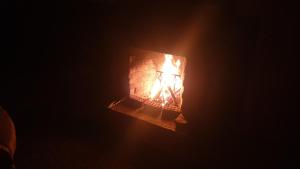 ein Feuer in einem gemauerten Kamin im Dunkeln in der Unterkunft Das! Boot auf dem Meer in Safaga 
