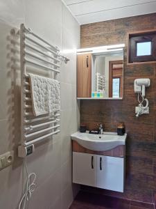 bagno con lavandino e specchio di Chateau Ateni Cottages a Gori