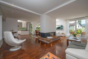 uma sala de estar com um sofá e uma lareira em Luxury Apartment Nana em Bled