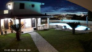 une maison avec une piscine dans une cour dans l'établissement Luxury b&b, à Anzio