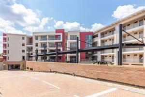 een lege parkeerplaats voor sommige gebouwen bij OAM The View Morningside in Johannesburg