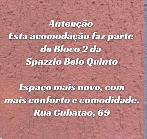 Brotas Suítes Belo Quinto & Spazzio Bloco 2 في بروتاس: ملصق على جدار وردي مع كلمة أفنتو
