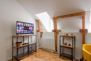 Televízia a/alebo spoločenská miestnosť v ubytovaní Duplex Standing - Hyper Centre - Tout équipé
