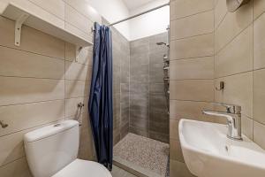 e bagno con servizi igienici, lavandino e doccia. di Downtown Rooms Wesselenyi a Budapest