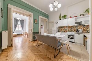uma cozinha com mesa e cadeiras num quarto em Downtown Rooms Wesselenyi em Budapeste