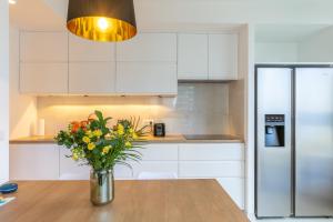 Kuchyň nebo kuchyňský kout v ubytování Comfortion Zaira - Suite de luxe avec vue sur la Défense