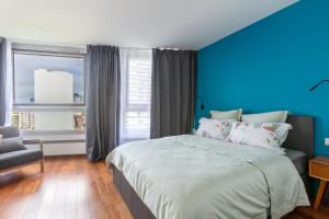 Postel nebo postele na pokoji v ubytování Comfortion Zaira - Suite de luxe avec vue sur la Défense