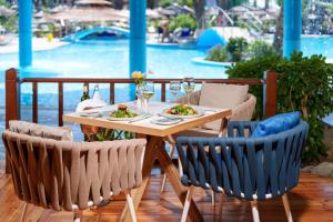 Bazén v ubytování Atrium Palace Thalasso Spa Resort And Villas nebo v jeho okolí
