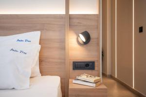 Postel nebo postele na pokoji v ubytování Palm Tree Beach Suites, by ZanteWize