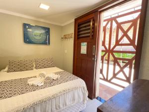 um quarto com uma cama e uma porta de vidro deslizante em Mini Hotel em Jericoacoara