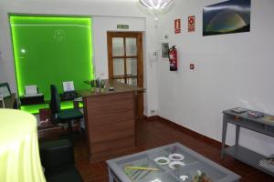 een kamer met een groen scherm aan de muur bij Hostal La Estación in Avila