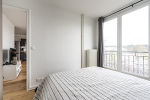 um quarto com uma cama e uma grande janela em Charming apartment in Paris 5 with stunning view em Paris