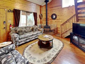 sala de estar con sofá y mesa en Moose Manor, 3 Bedrooms, Sleeps 8, Wood Stove, Gas Grill, WiFi, en Ruidoso