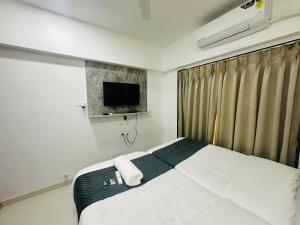 Postel nebo postele na pokoji v ubytování Astha Powai Service Apartment