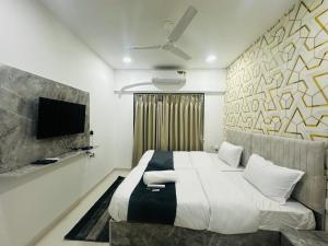 Postel nebo postele na pokoji v ubytování Astha Powai Service Apartment