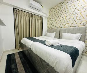 Postel nebo postele na pokoji v ubytování Astha Powai Service Apartment