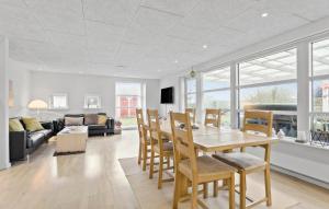 comedor y sala de estar con mesa y sillas en Gorgeous Home In Skagen With Wifi, en Skagen