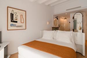 1 dormitorio con cama blanca y almohadas blancas en Boutique Hotel Villa Salvador - Adults Only, en Cadaqués