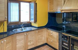 Η κουζίνα ή μικρή κουζίνα στο Cozy Apartment In O Porto De Espasante