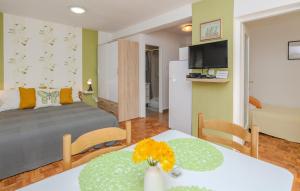 um quarto com uma cama e uma mesa com flores em 1 Bedroom Cozy Apartment In Nin em Nin