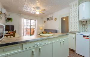 eine Küche mit einer großen Arbeitsplatte in einem Raum in der Unterkunft Nice Apartment In San Pedro Del Pinatar in San Pedro del Pinatar